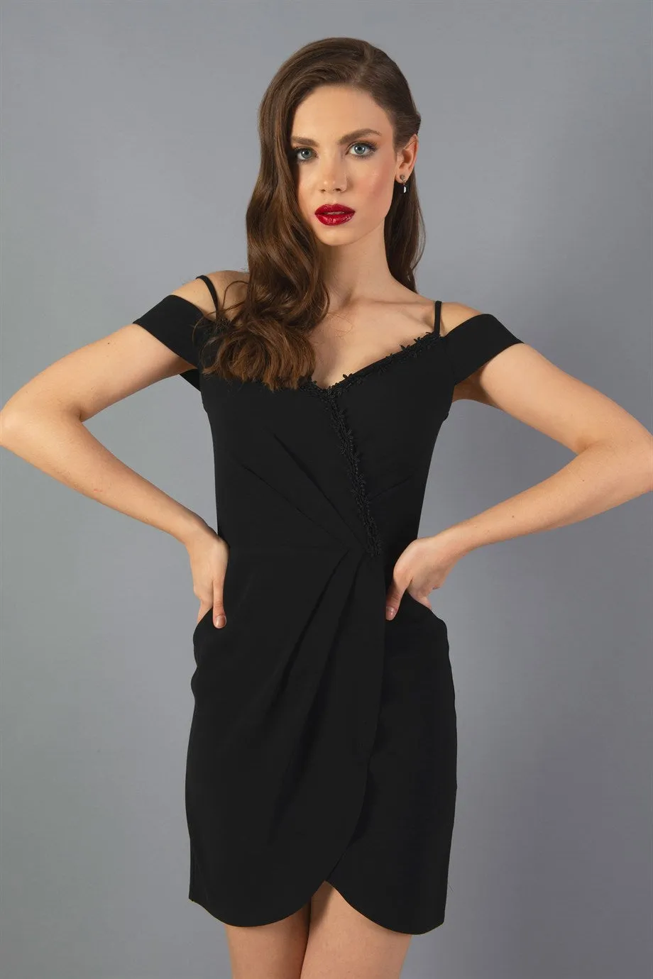 Angelino Black Crepe Hanger Cruve Short Evening Dress