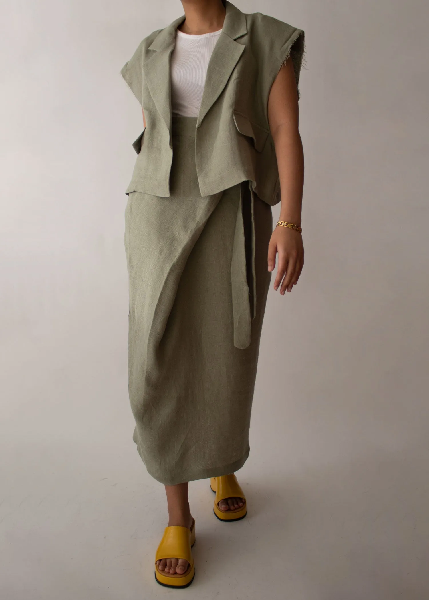Padded Shoulder Linen Frayed Vest in Olive