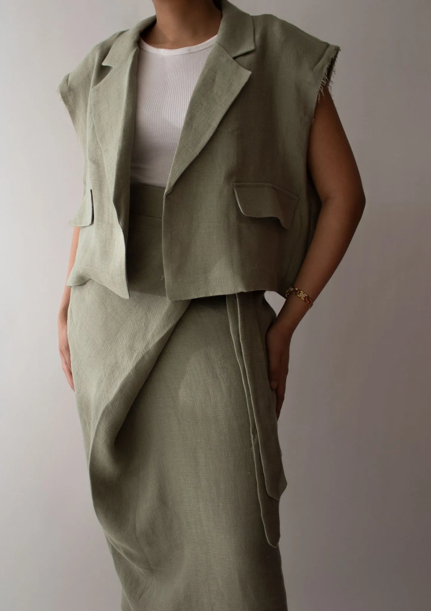 Padded Shoulder Linen Frayed Vest in Olive