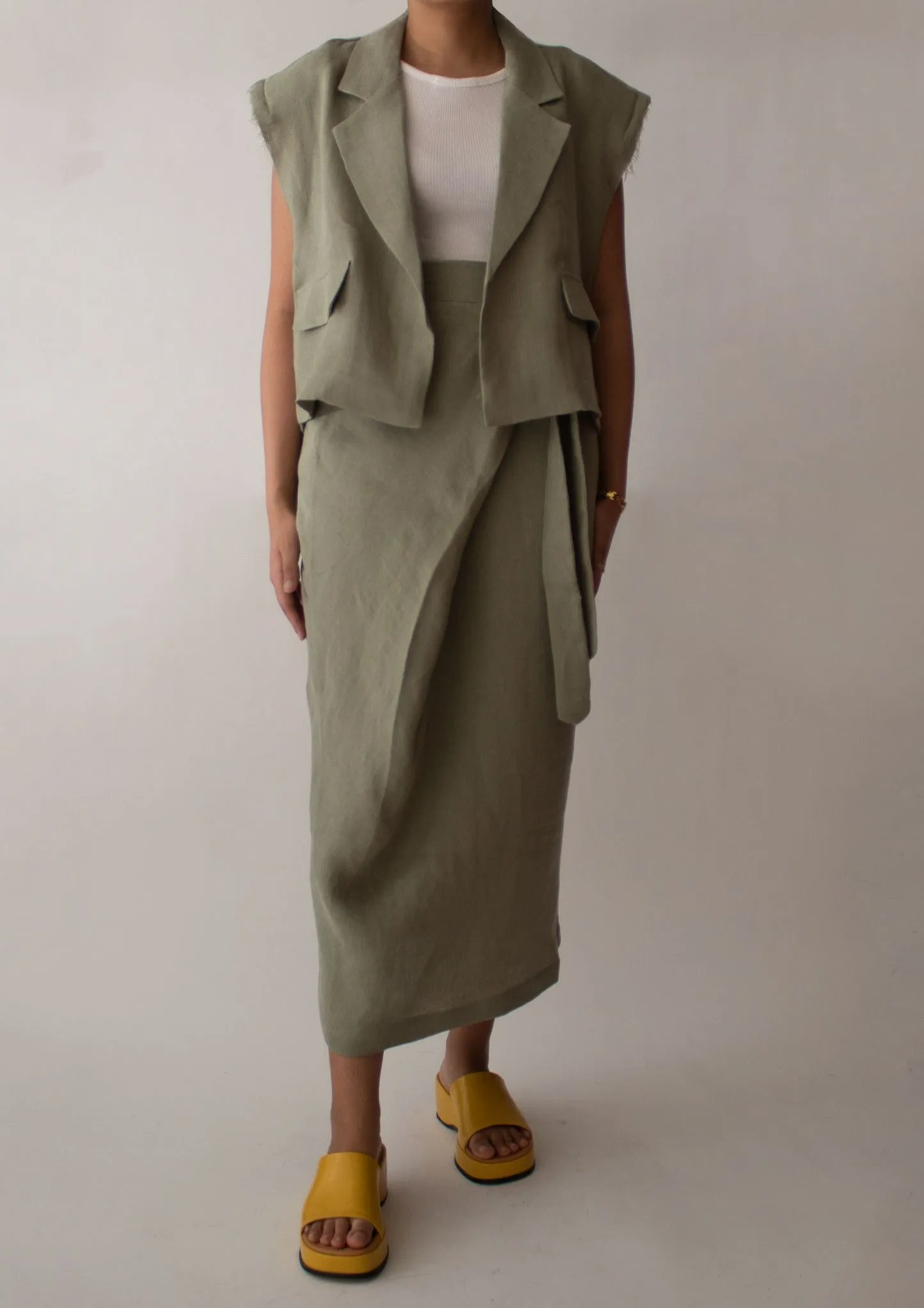Padded Shoulder Linen Frayed Vest in Olive