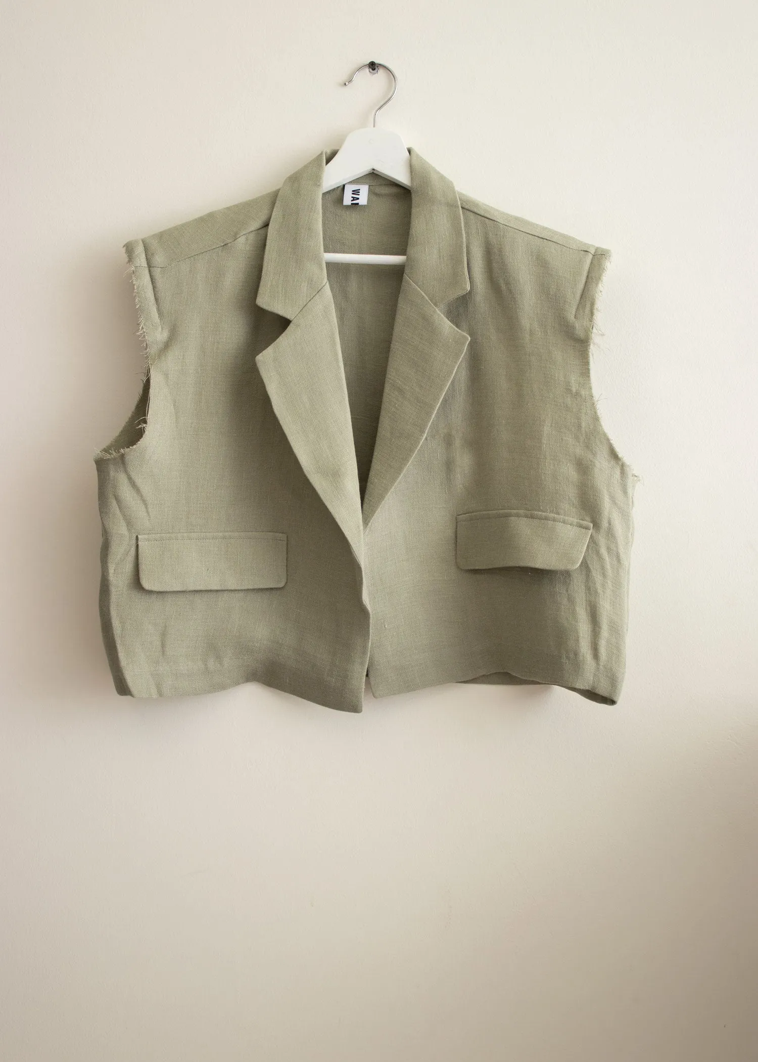 Padded Shoulder Linen Frayed Vest in Olive