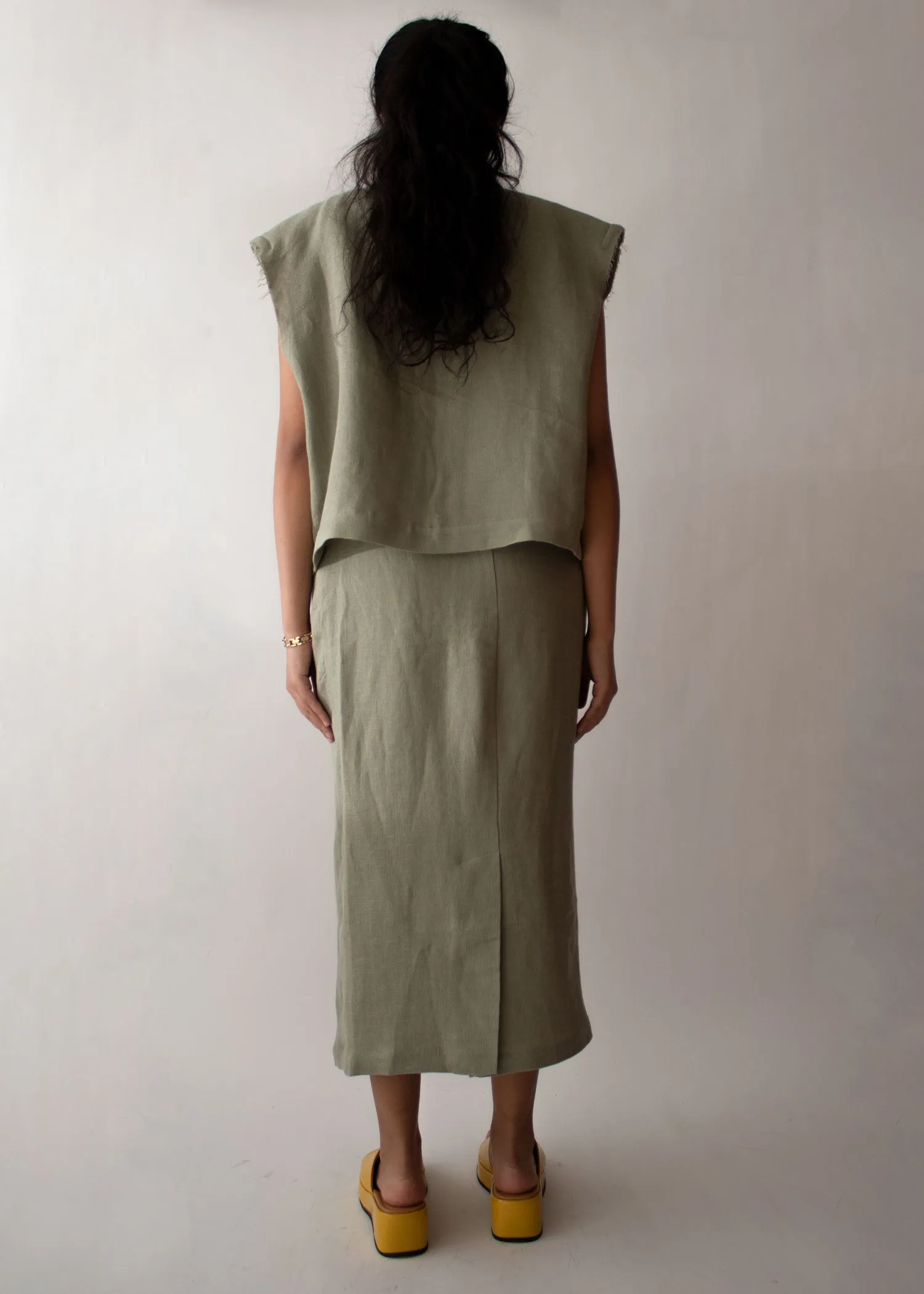 Padded Shoulder Linen Frayed Vest in Olive